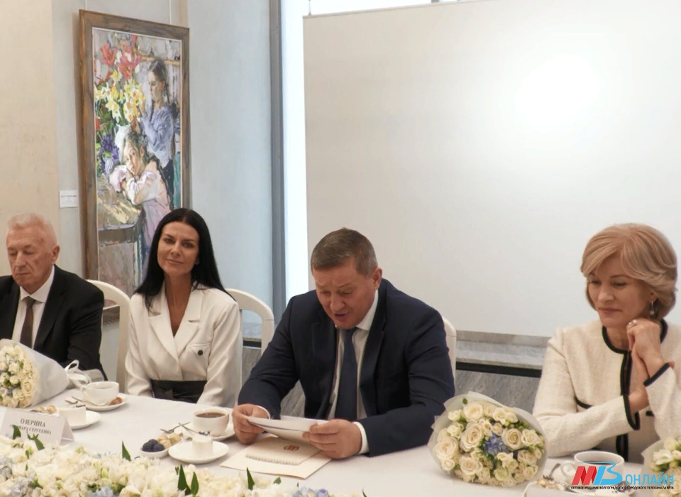 Губернатор Андрей Бочаров провел встречу с женским активом Волгоградской области
